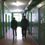 К 4 годам лишения свободы приговорен мужчина, который оградил за три часа двух человек