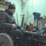Шосткинець у власному гаражі облаштував соціальну майстерню (сюжет)