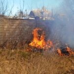 Одна з причин нестерпного смороду у Шостці – спалювання сухої трави (Сюжет)